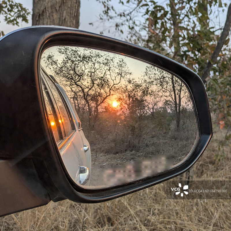 侧镜中的日落倒影图片素材