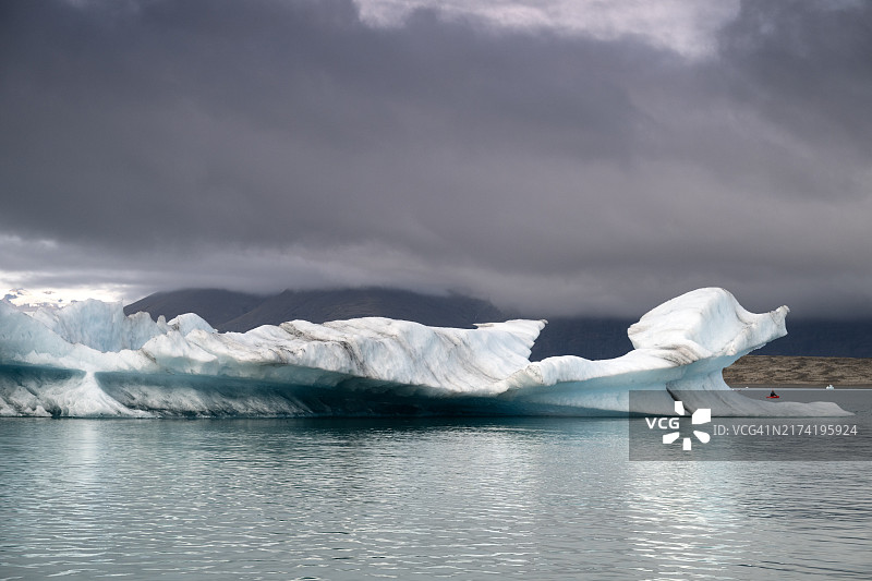 秋季冰川湖的冰山图片素材