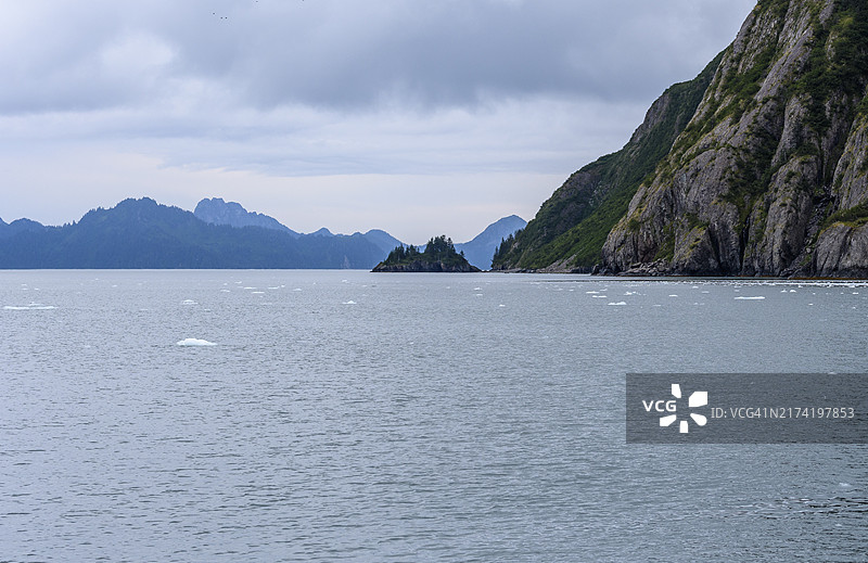 美国阿拉斯加州，基奈峡湾国家公园，艾亚利克湾冰封水道的壮丽景色图片素材