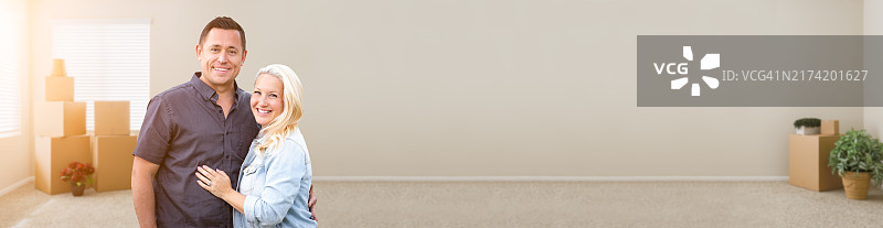 在空房间里拿着盒子的幸福情侣banner图片素材