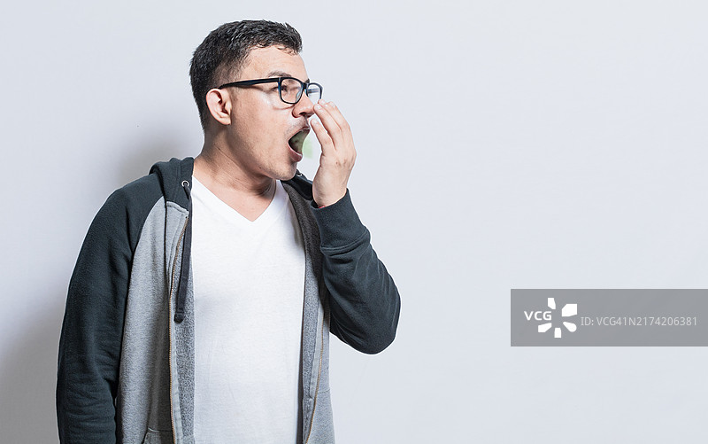 有口臭问题的英俊男人图片素材