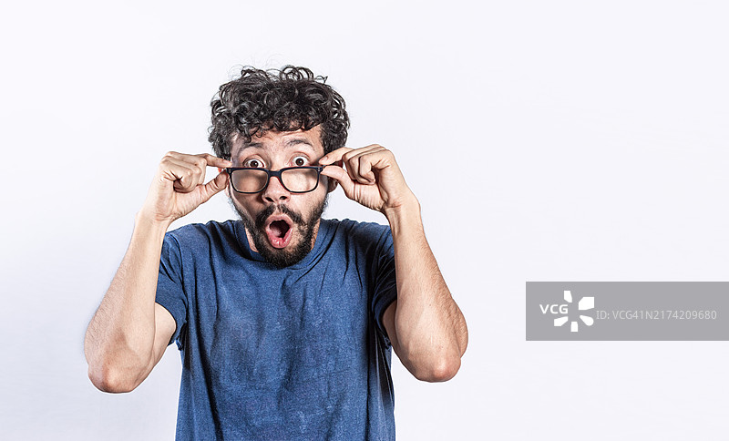 惊喜的英俊男子摘下眼镜图片素材