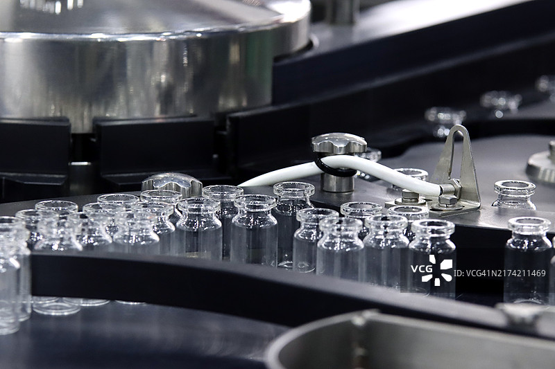 分配线上的无菌瓶和安瓿瓶。装有药品的密封安瓿瓶图片素材