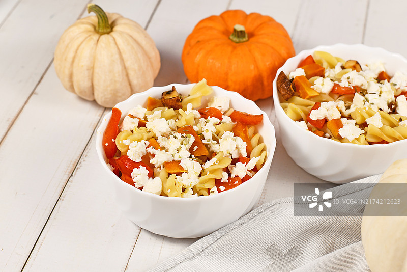 螺旋面、北海道南瓜和甜椒块配羊乳酪碗图片素材