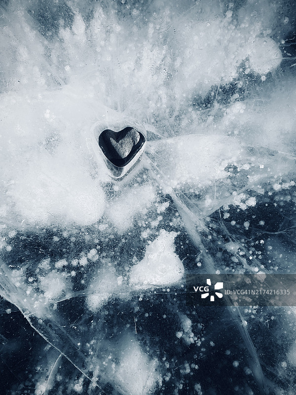 雪地上的心形特写图片素材