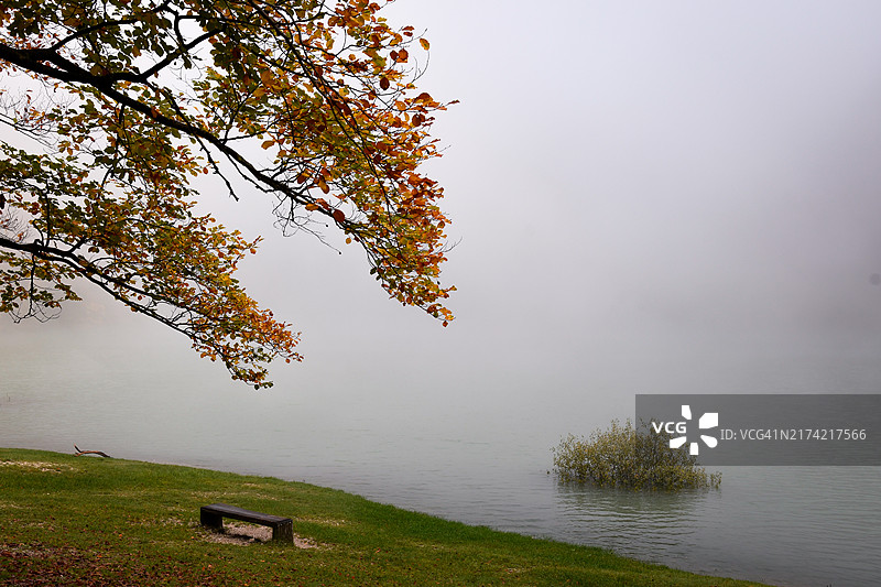 湖泊与天空的美丽景色图片素材
