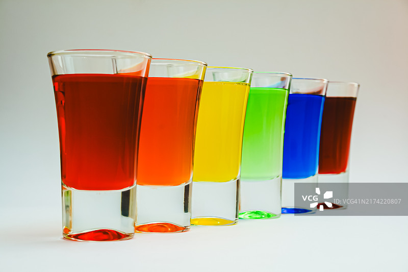 彩色饮品特写，白色背景图片素材