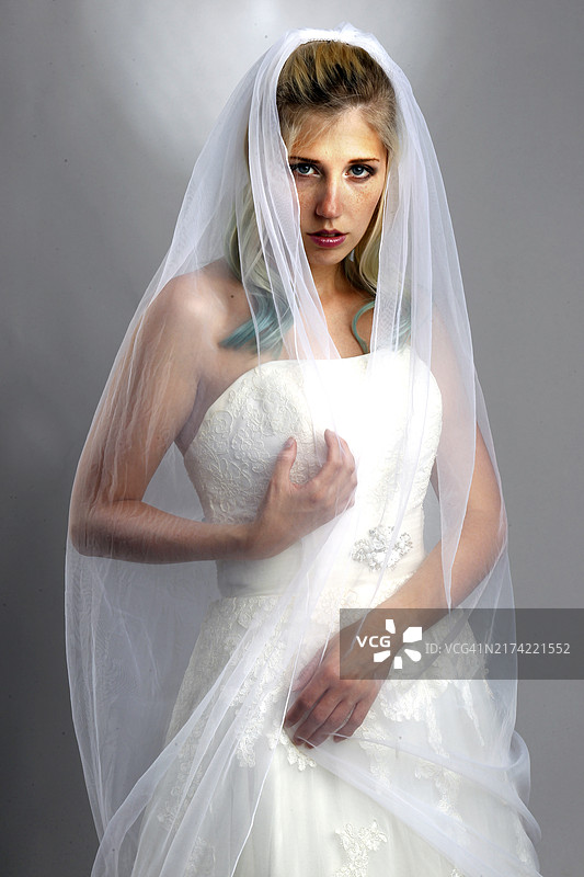 年轻新娘身穿带面纱的婚纱图片素材