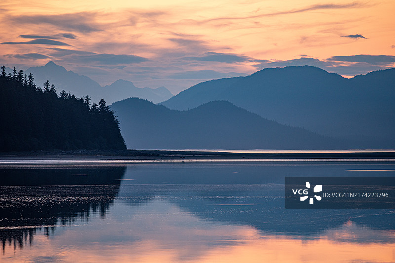 阿拉斯加朱诺日落时分的湖泊风光图片素材