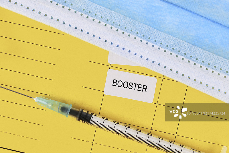 疫苗接种概念，展示带有印章的疫苗护照图片素材