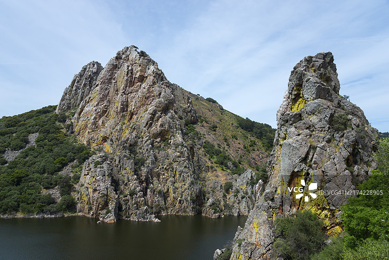 西班牙埃斯特雷马杜拉：塔霍河希塔诺跳跃，丘陵自然风光中的壮观岩层图片素材