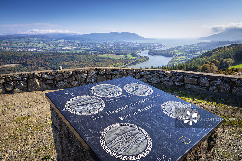 从北爱尔兰纽里郡的福斯塔夫观景点眺望卡林福德湖和莫恩山脉图片素材