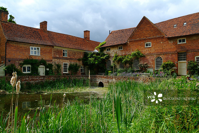 英国萨福克郡斯陶尔河的弗拉特福德磨坊图片素材