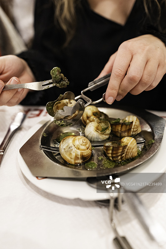 在巴黎晚餐食用蜗牛图片素材