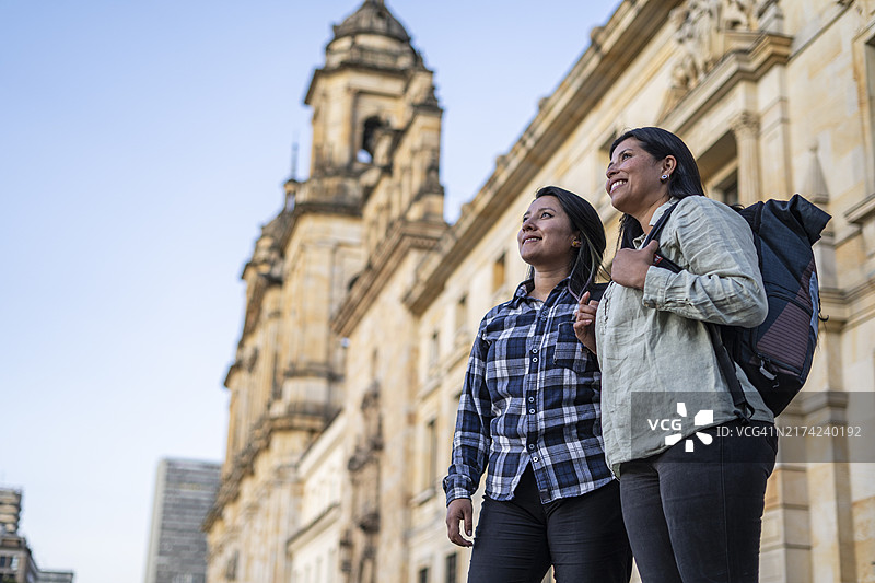 一对朋友在博哥塔市游玩图片素材