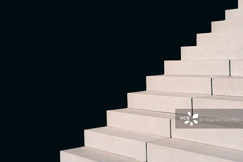 现代建筑中黑色墙壁上的白色台阶图片素材
