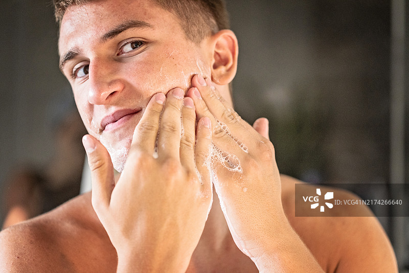 洗脸的年轻男人图片素材