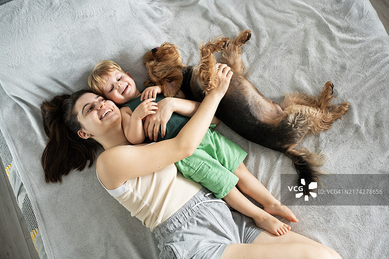 在家与妈妈和我的狗一起快乐玩耍图片素材