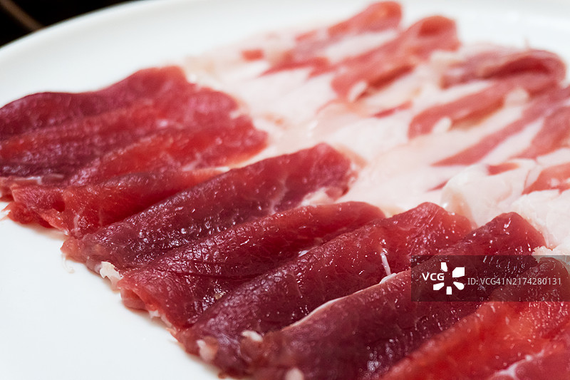 新鲜的火锅牛肉片图片素材
