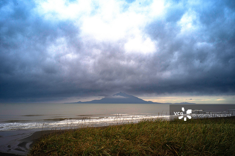 多云天空下的利尻岛图片素材