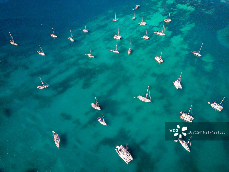 圣文森特和格林纳丁斯贝基亚岛玛格丽特公主海滩的帆船航拍图片素材