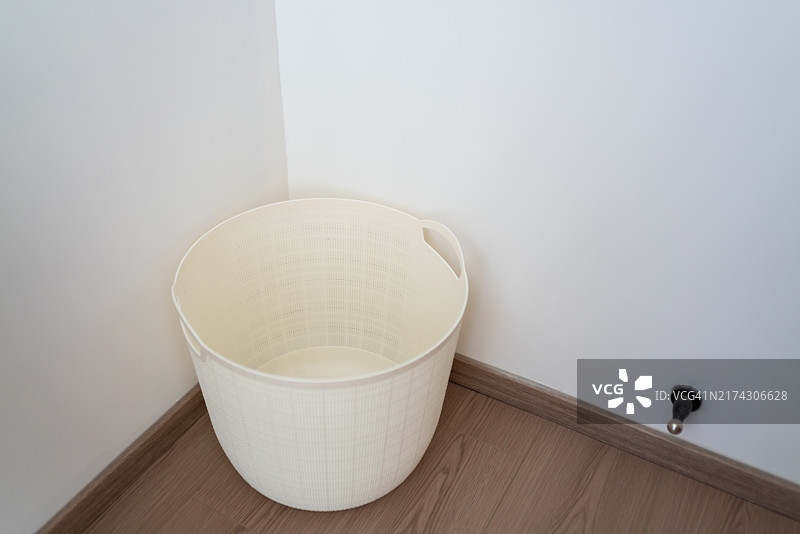 房间角落里空的脏衣篮图片素材