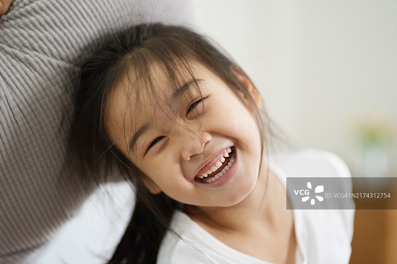 亚洲女孩在客厅里玩枕头大战图片素材