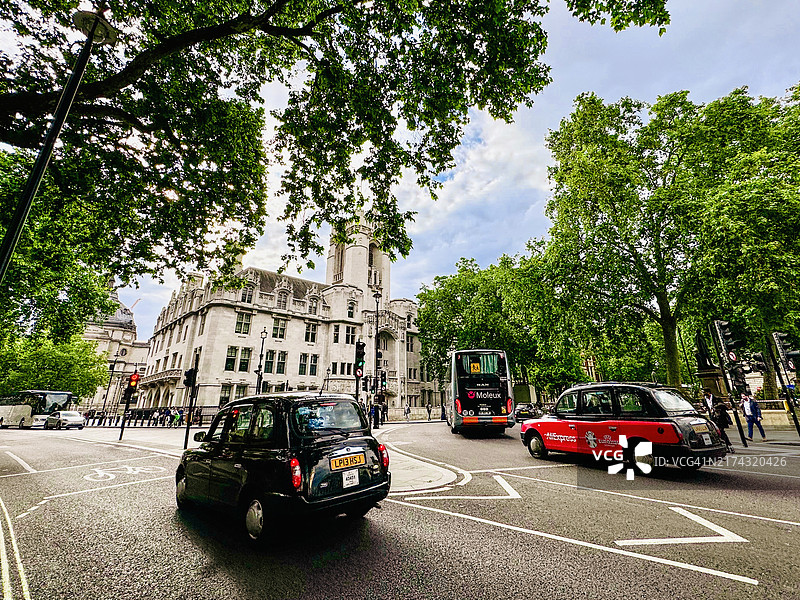 议会广场花园附近的一个交叉口，背景是米德尔塞克斯公会大厦图片素材