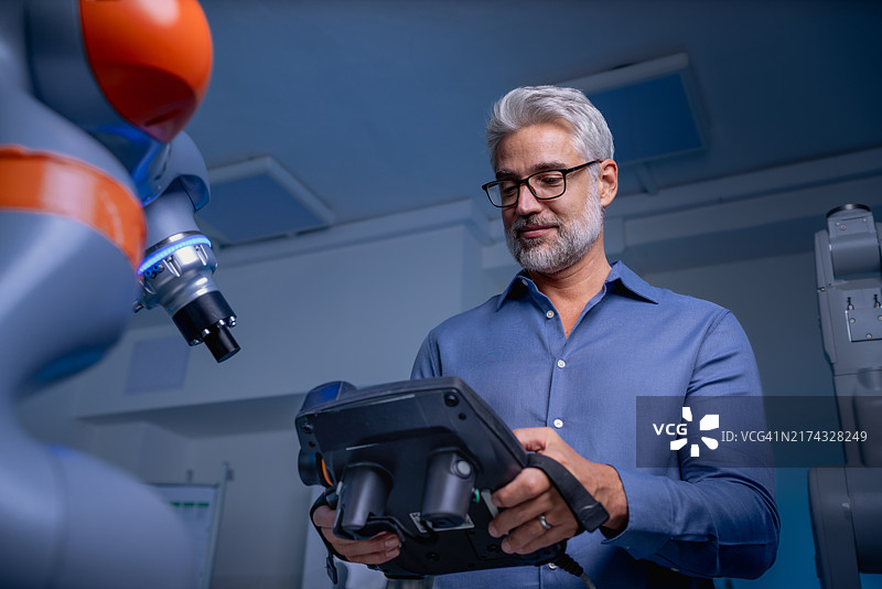 从事机器人膝关节置换手术项目的机器人工程师肖像图片素材