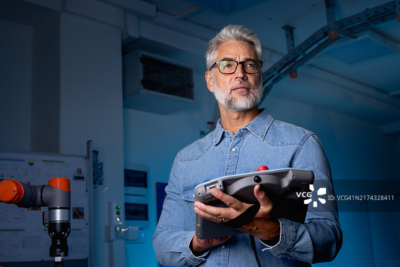 机器人工程师研究新项目：机械臂系统。工业自动化现代科技概念。图片素材