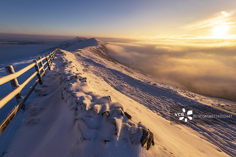 英国峰区卡斯尔顿日出时分的大山脊雾雪图片素材