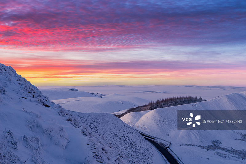 托尔山冬季日出，卡斯尔顿，英国峰区图片素材