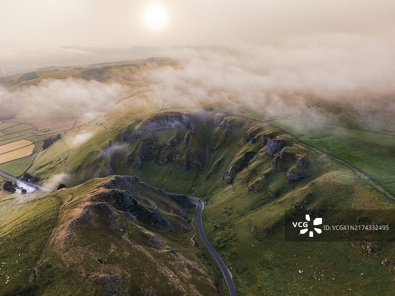 无人机拍摄的温纳茨山口迷雾黎明图片素材