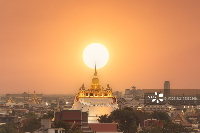 曼谷金山寺日落美景，泰国旅游地标图片素材