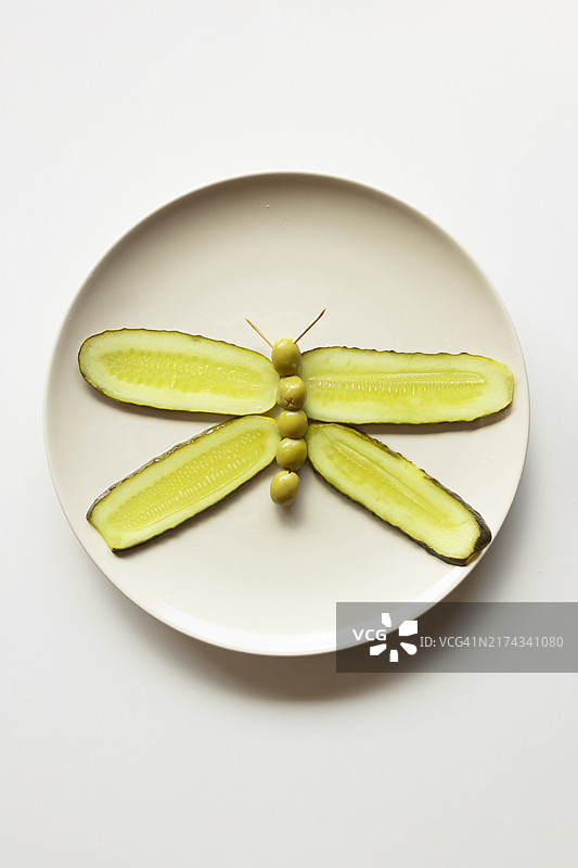 黄瓜橄榄蝴蝶造型儿童食品，纯素食和生食图片素材