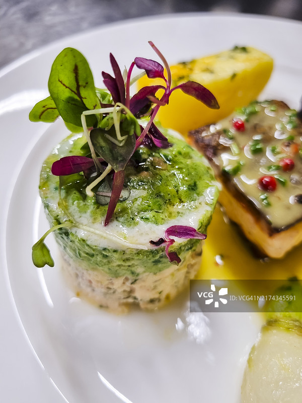精致派对美食特写，白色餐盘摆设，高角度视图图片素材
