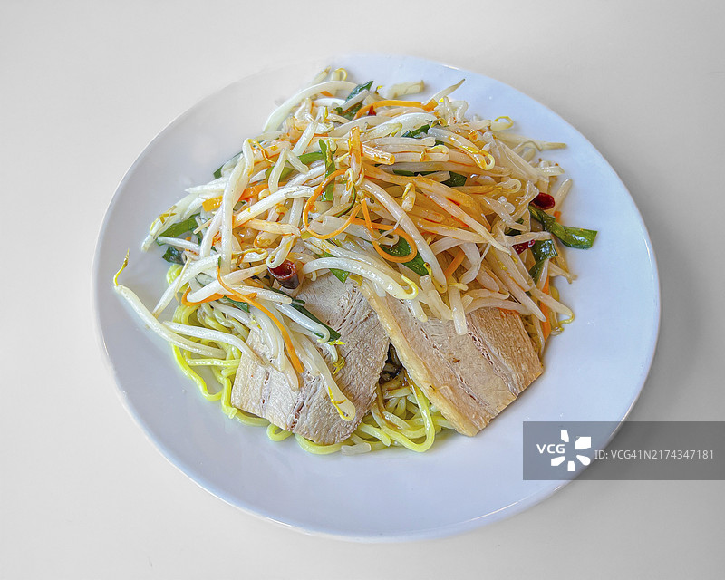 夏日东京的中华风蔬菜猪肉凉拌面图片素材