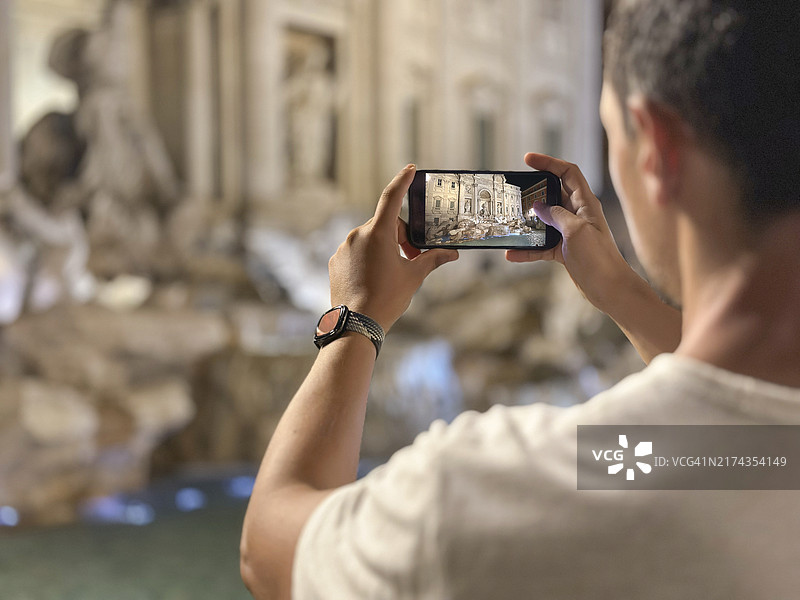 视频博主在意大利罗马拍摄旅行照片图片素材
