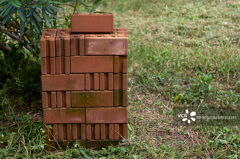 院子里的旧砖堆图片素材