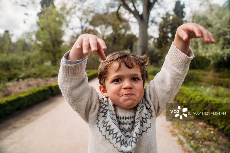 搞怪的男孩图片素材