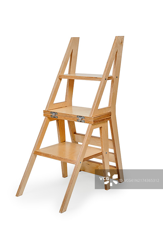白色背景上可转换成梯子的折叠木椅图片素材
