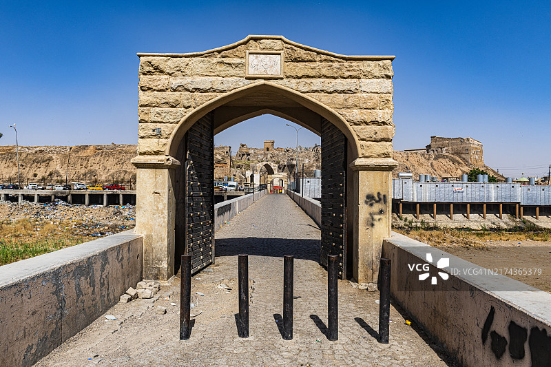 伊拉克基尔库克城堡下的桥梁图片素材