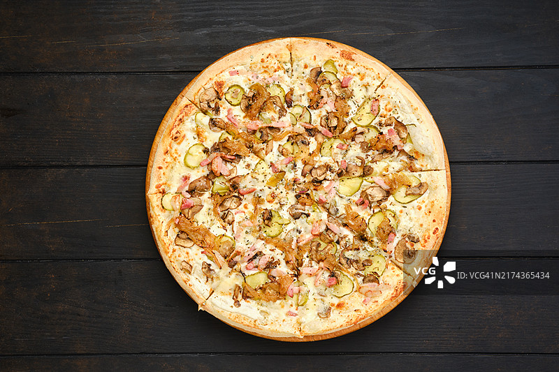 培根火腿蘑菇炸洋葱披萨（顶视图）图片素材