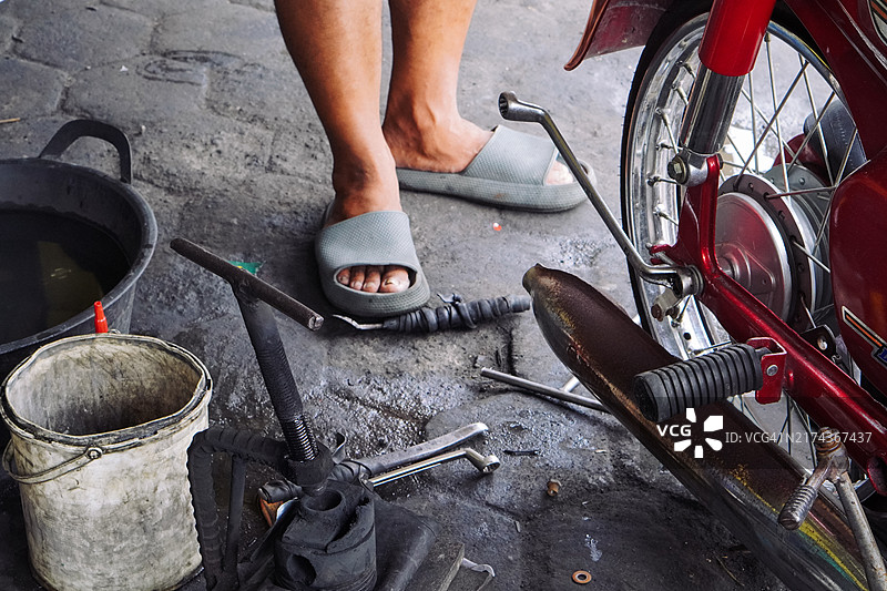修理店里，技工正在给摩托车安装车轮图片素材
