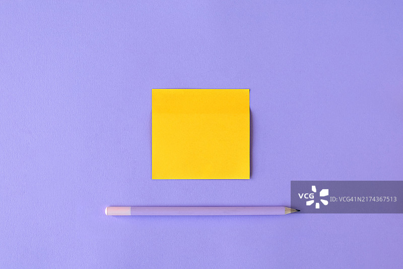 紫色背景上带铅笔的黄色便签纸，讨论业务、团队合作、头脑风暴概念图片素材