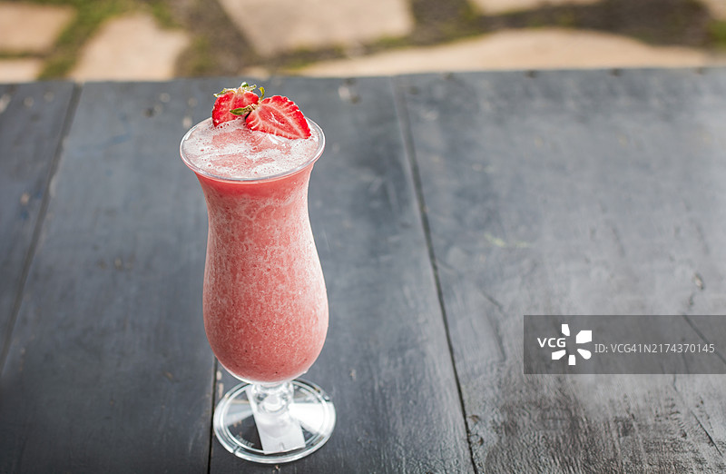 木桌上的草莓冰沙图片素材