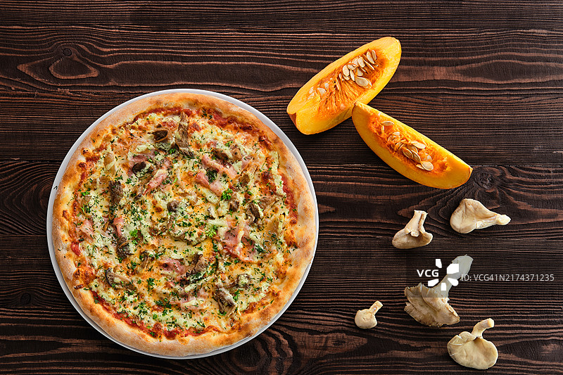 厚皮披萨配火腿、南瓜和蚝菇图片素材