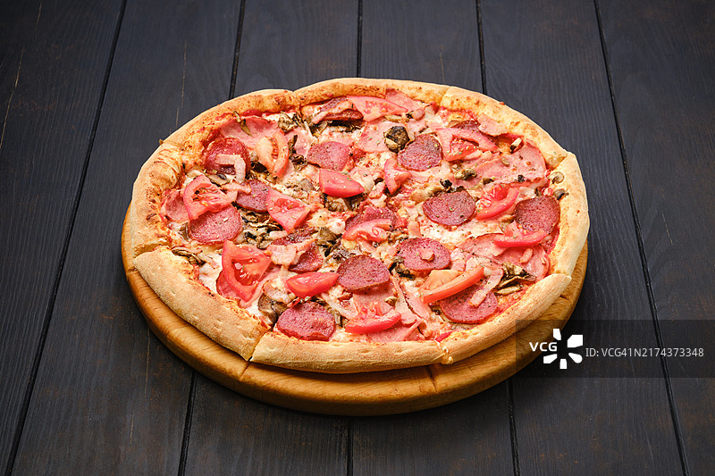 萨拉米蘑菇番茄披萨图片素材