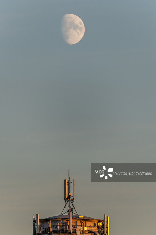 法国水塔上的电信天线上空的月亮图片素材