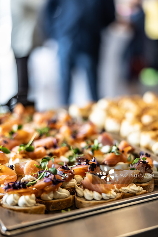 酒吧台预备的三文鱼小吃图片素材